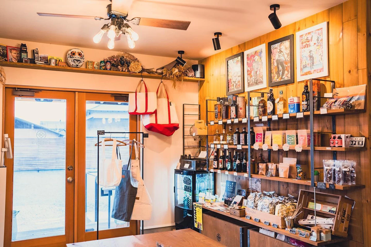 オーナーセレクトの雑貨や食品も販売