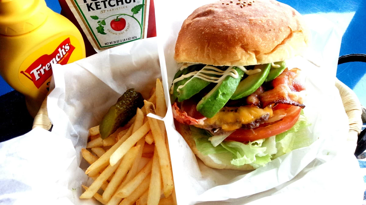 アボカドベーコンチーズバーガー