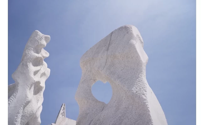 エネルギーに満ちたオブジェが並ぶ