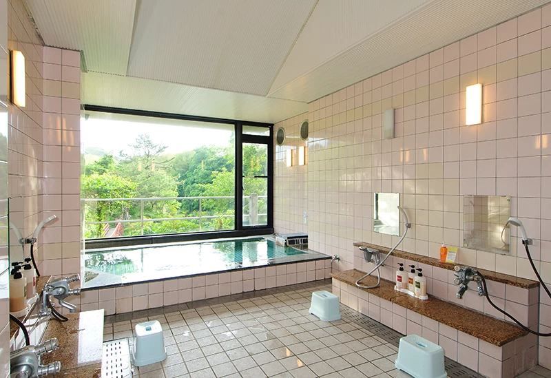 温泉とともに窓から景観を楽しめる大浴場