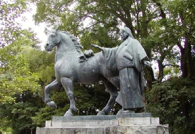 山内一豊の妻・千代の銅像