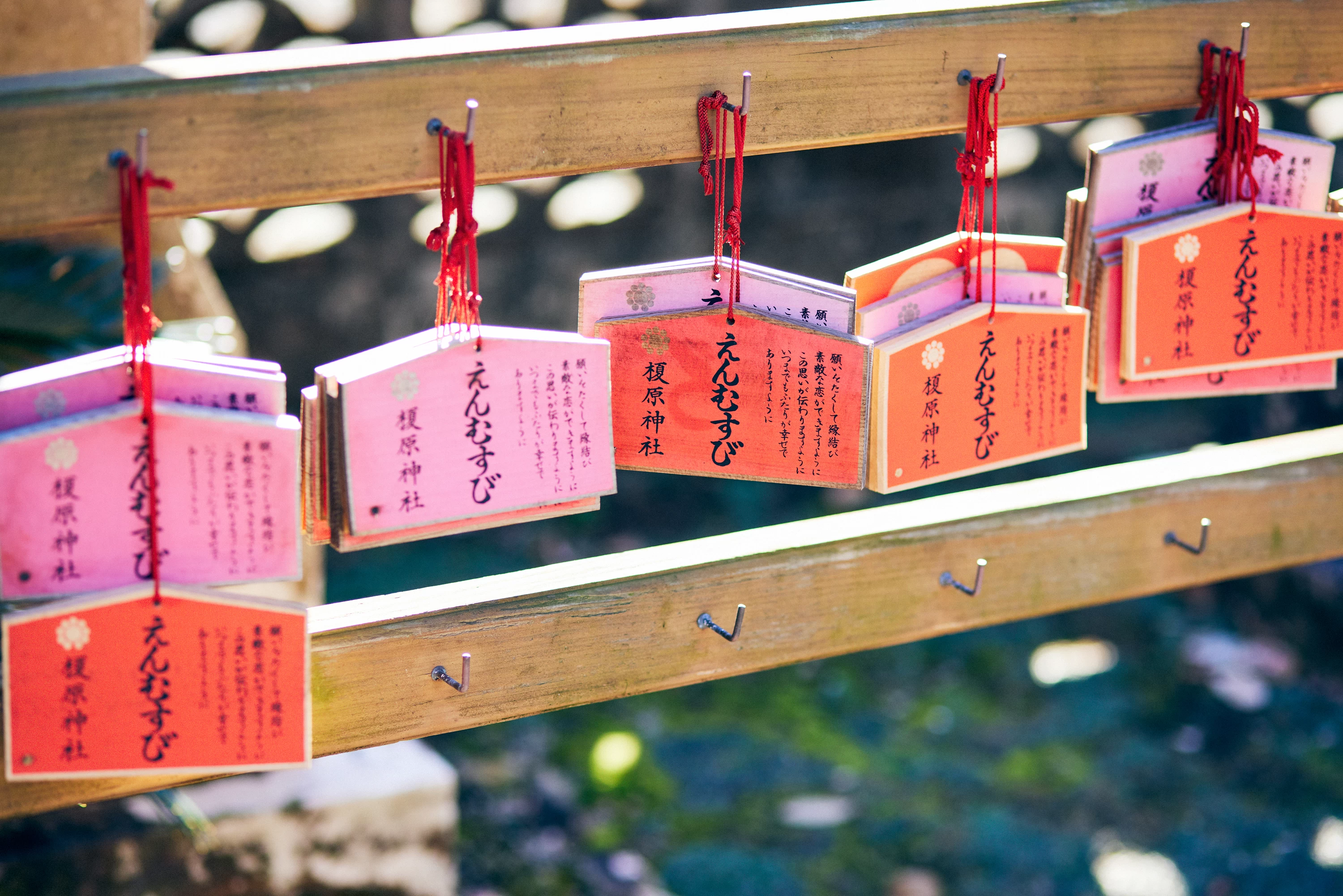 願いごとが見えないように二重になったオリジナルの絵馬やお守りにも注目を