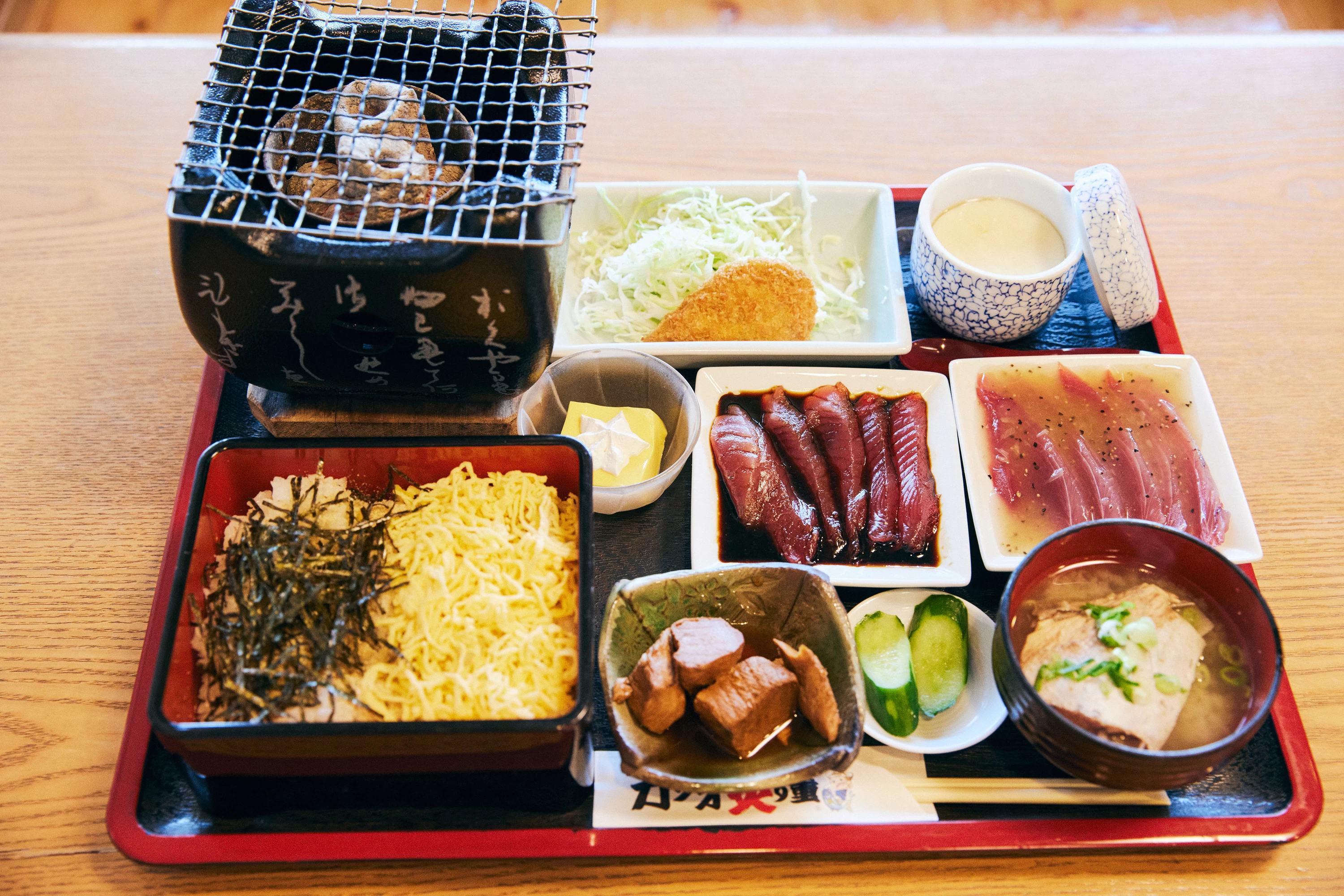 日南一本釣りカツオ炙り重1,500円。ボリュームがあってお得感も