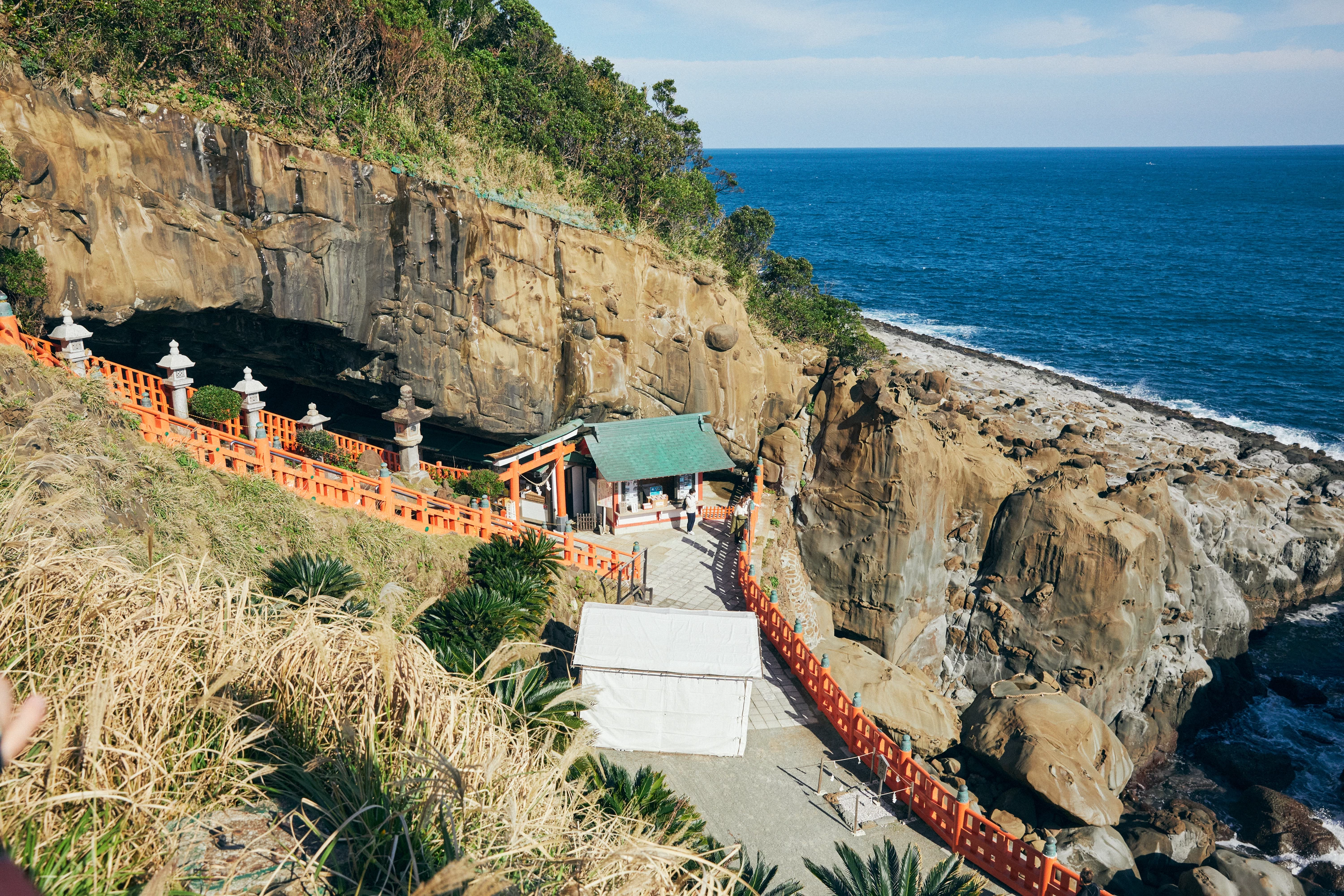 岬の周りには太平洋の波がつくり出した奇岩が点在