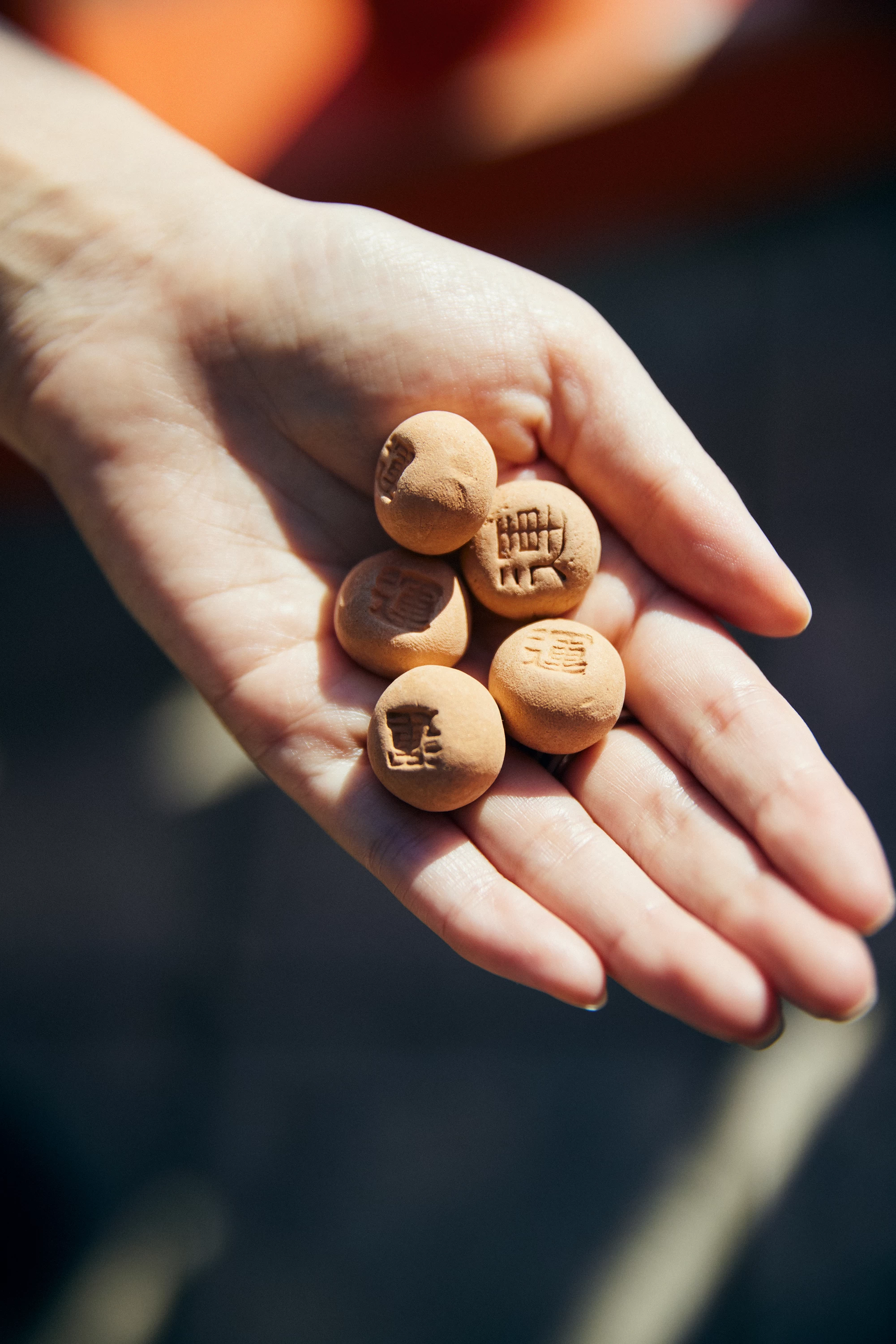 「運」と書かれた運玉に願いを込める