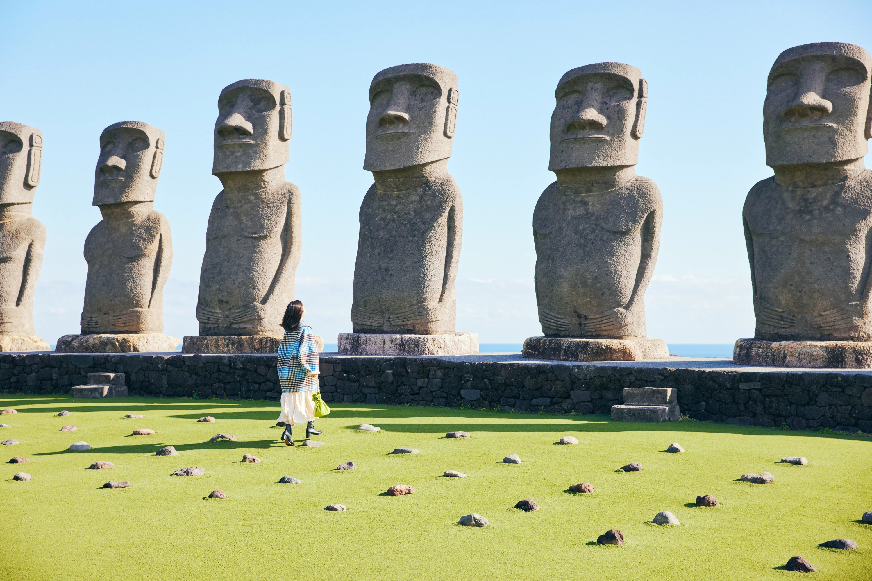 モアイ像は凝灰岩でつくられていて、高さは4,5m、重さは1体あたり18～20t