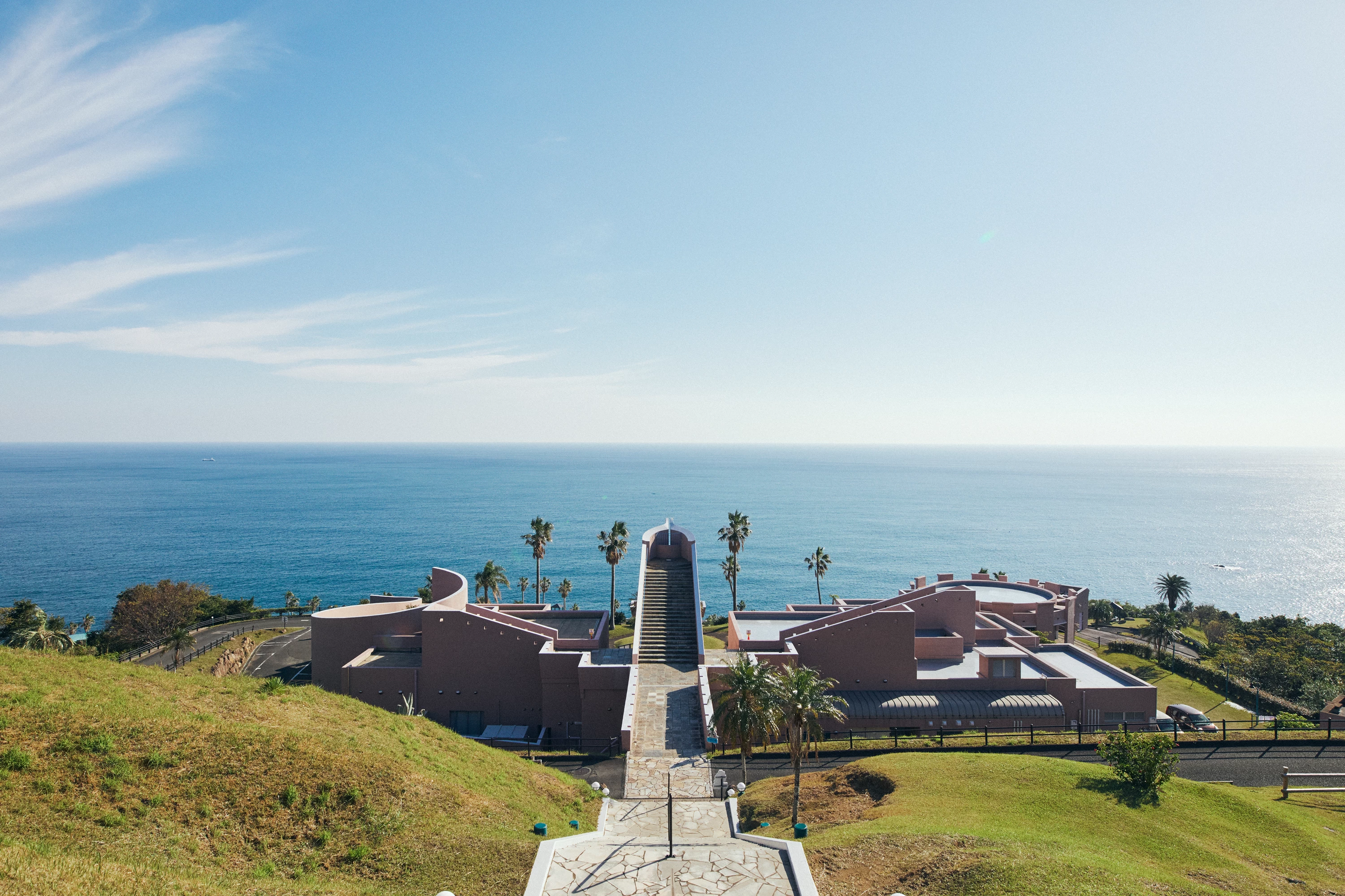 園内は自然の起伏を活かして造られている。ゴルフ場のようなカートでの移動も可能（有料）