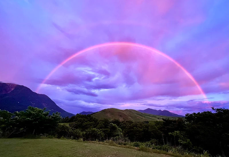 天候によって大きな虹を目にすることも