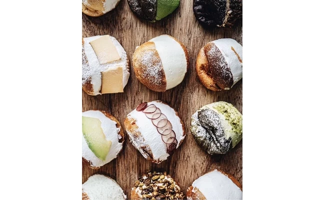 多彩なパンが並ぶ