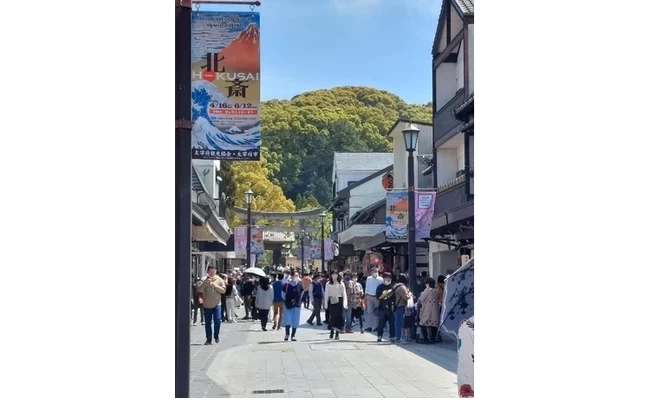 参拝客が行き交う