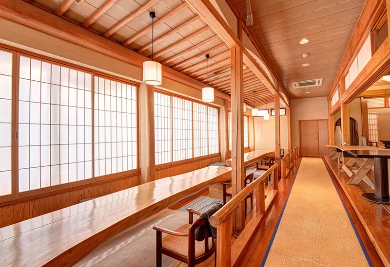 木のぬくもりに包まれた館内