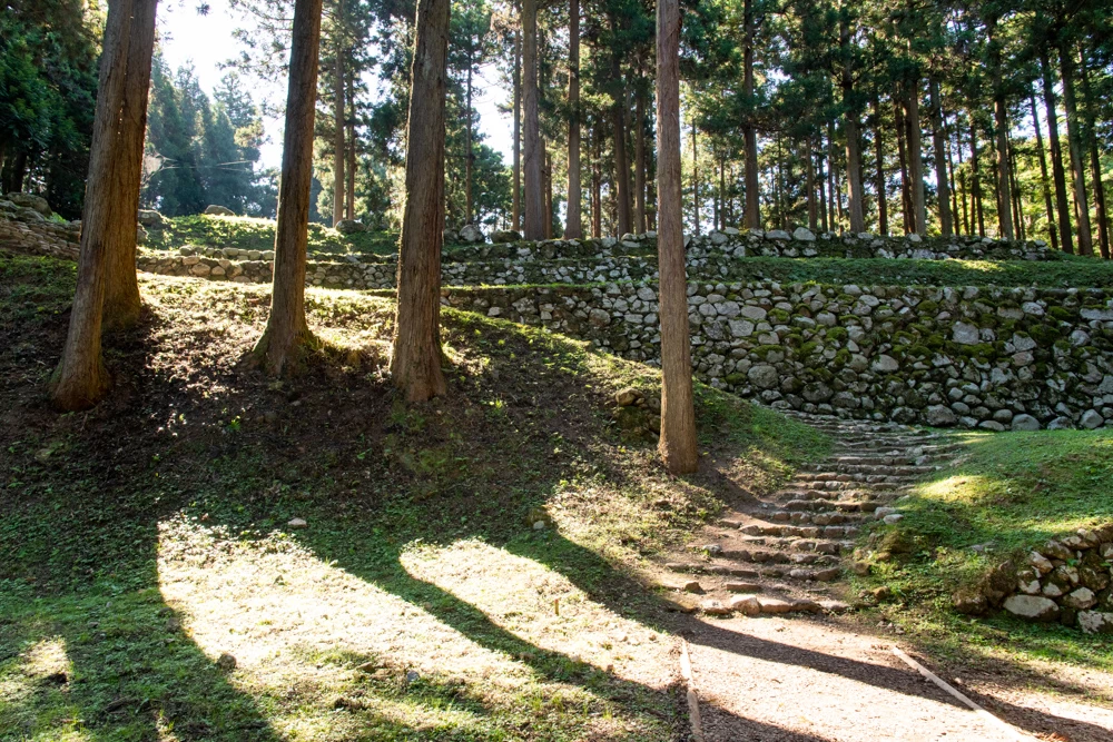 七尾城跡の石垣を眺めながら登山が楽しめる