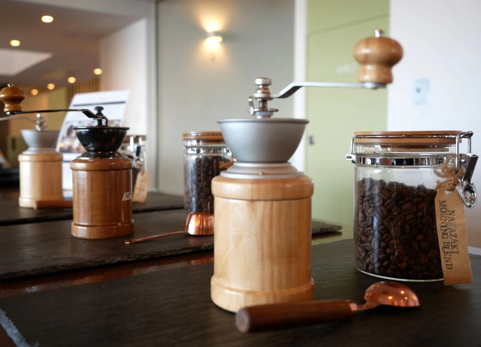 レコードルームにコーヒー豆が並ぶ（現地にて撮影）