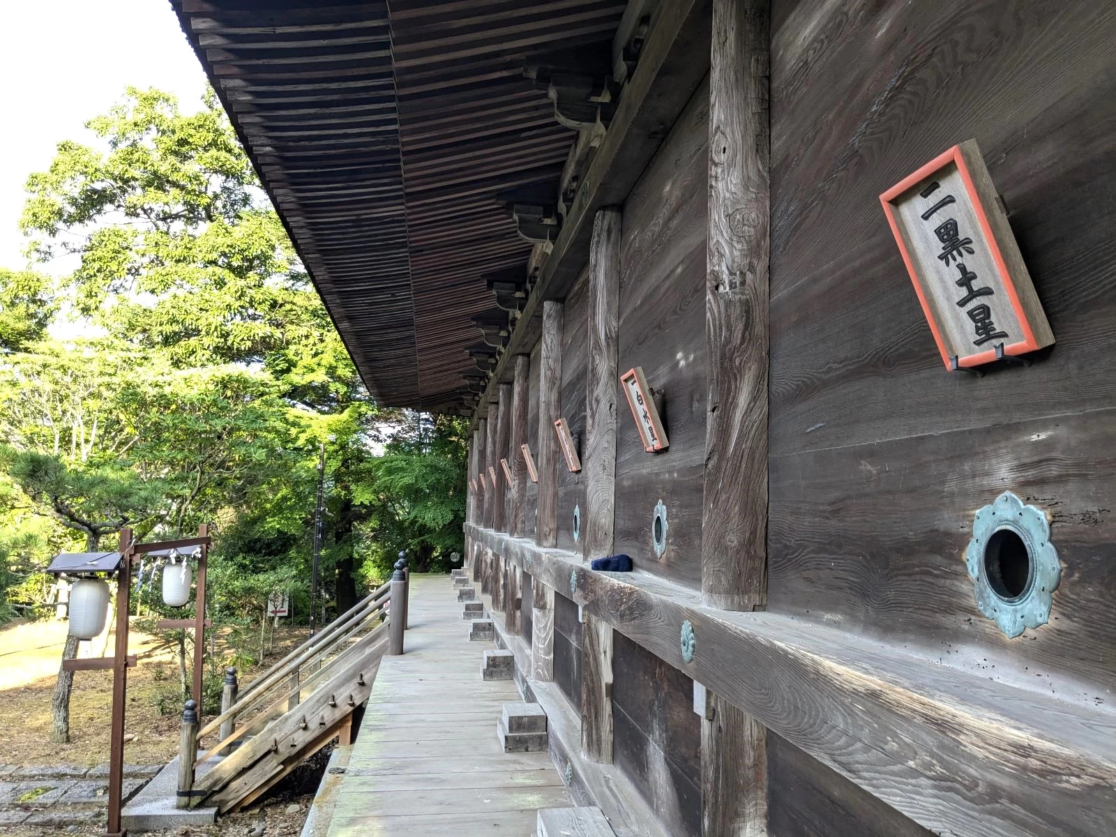 本殿の裏で九星詣り（現地にて撮影）