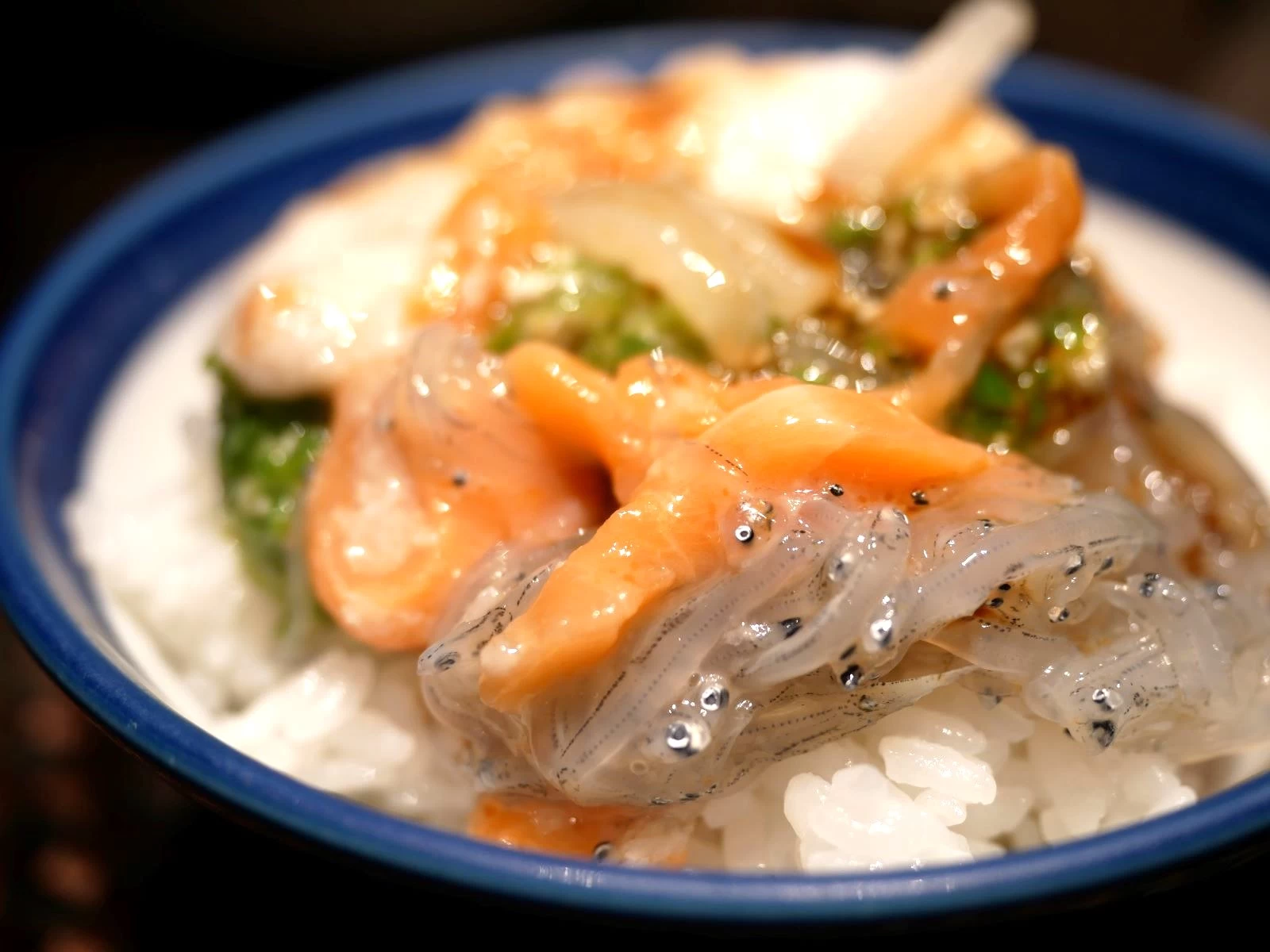 シラスやサーモンが瓶詰になった「瓶丼」（現地にて撮影）