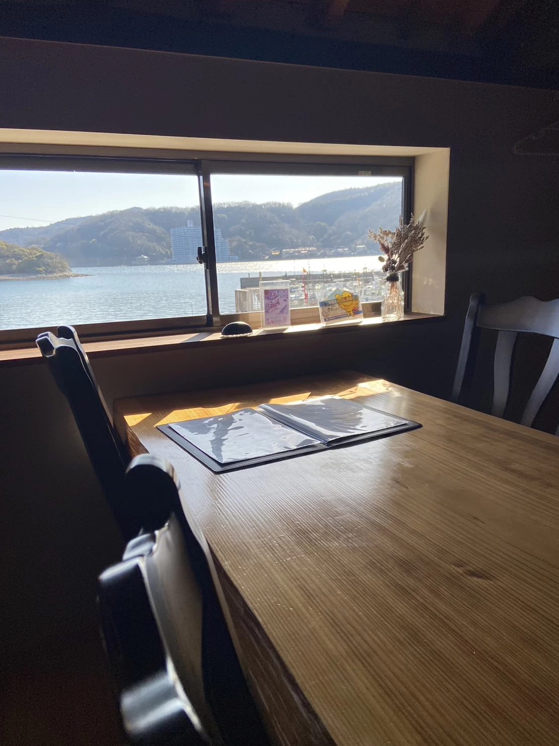 海を望む店内