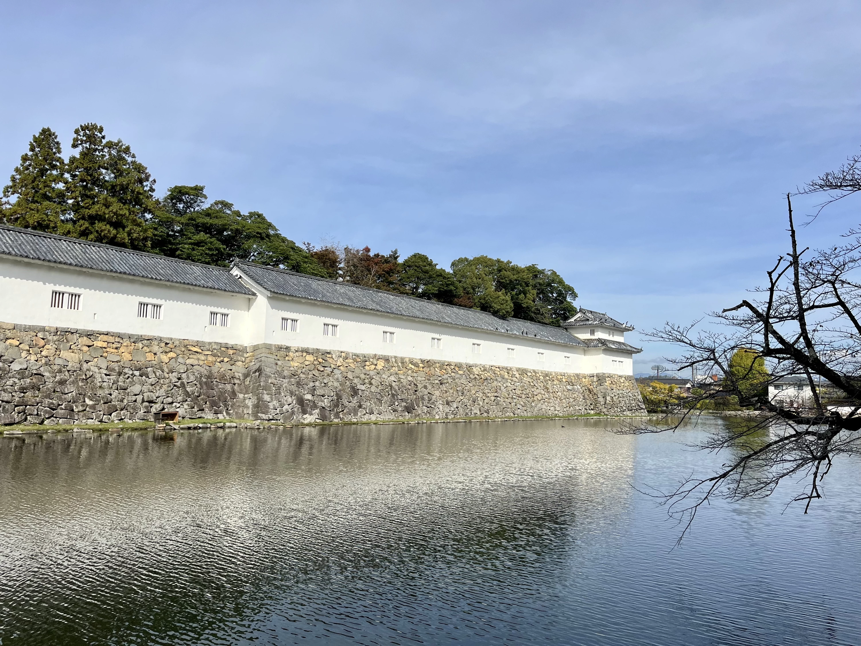 水堀と復元櫓(現地にて撮影)