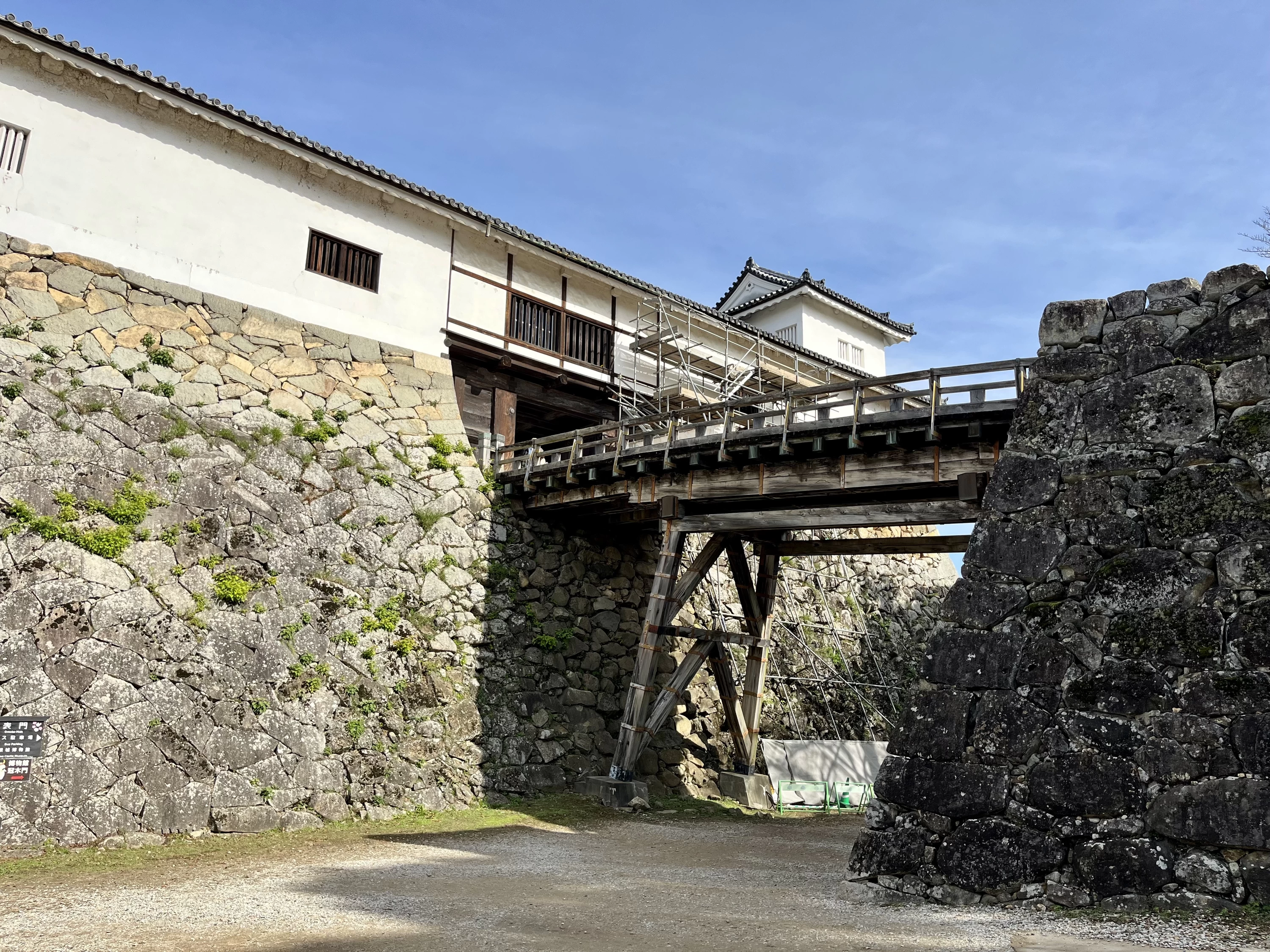 大堀切と天秤櫓(現地にて撮影)