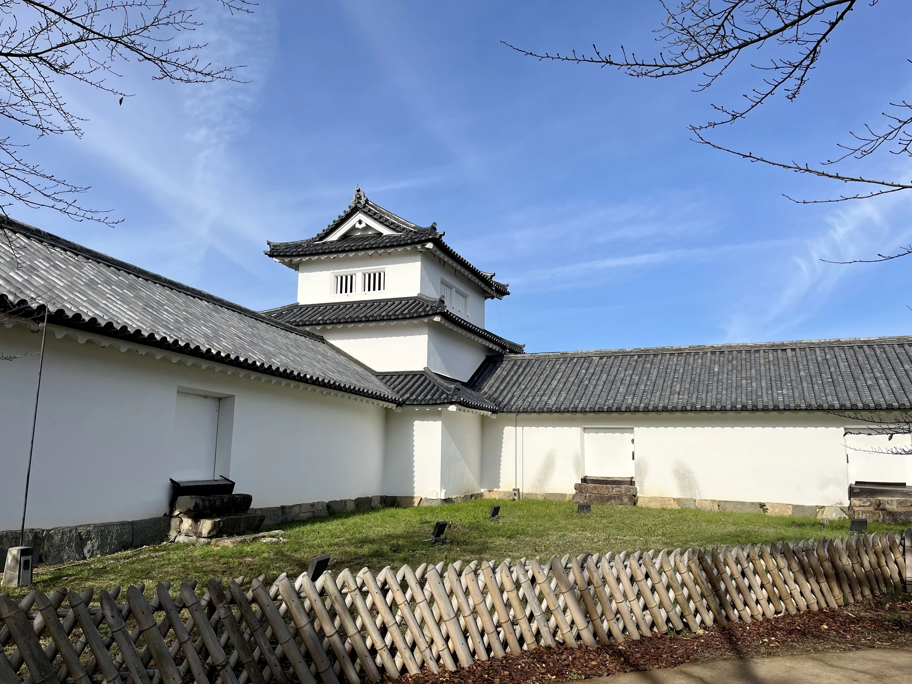 西の丸三重櫓及び続櫓 (現地にて撮影)