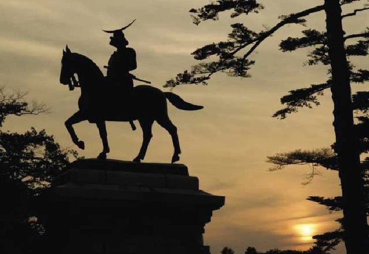 政宗の騎馬像（夕暮れ）