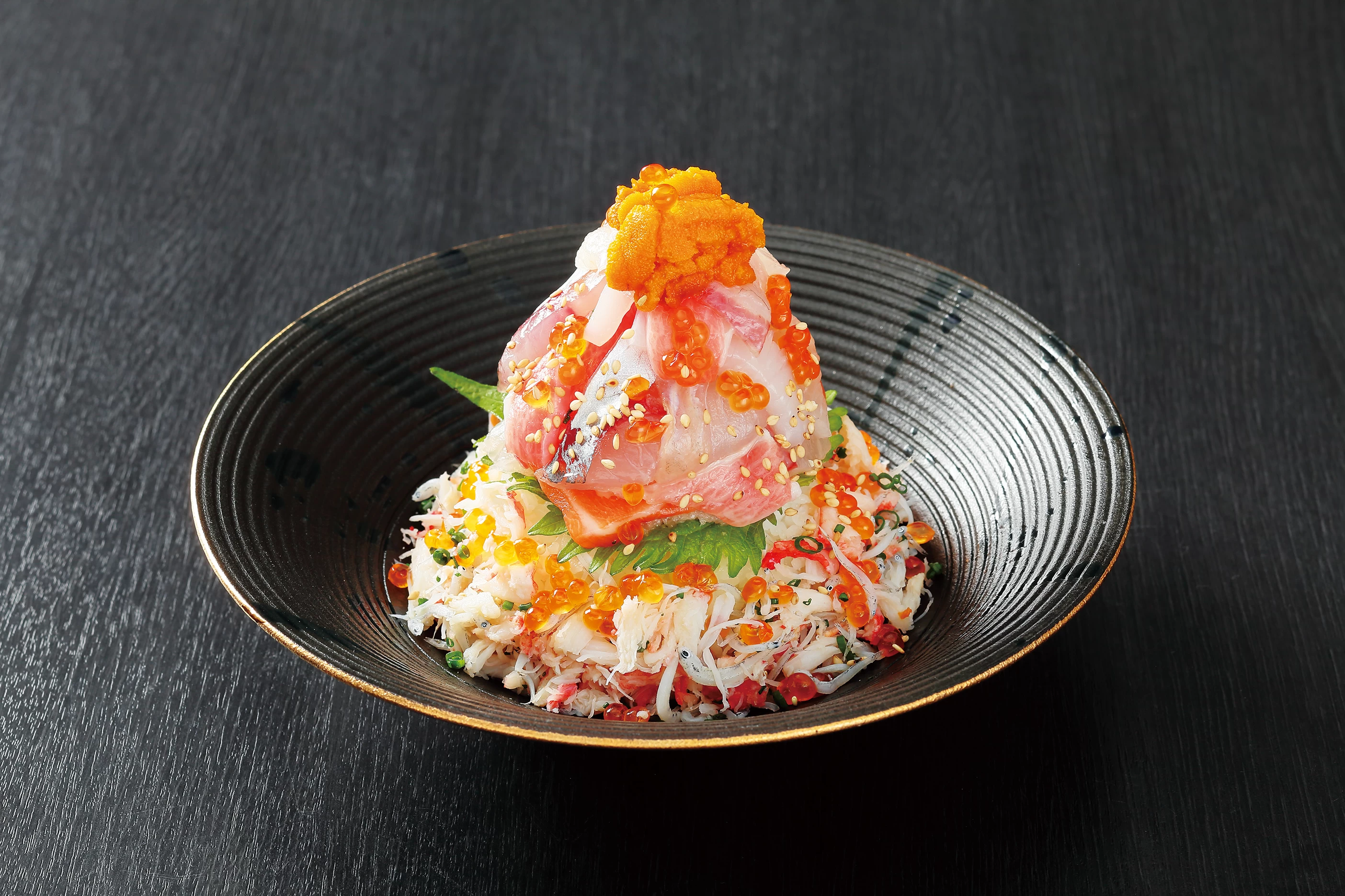 圧巻のボリューム「ぶっかけ贅沢海鮮丼」