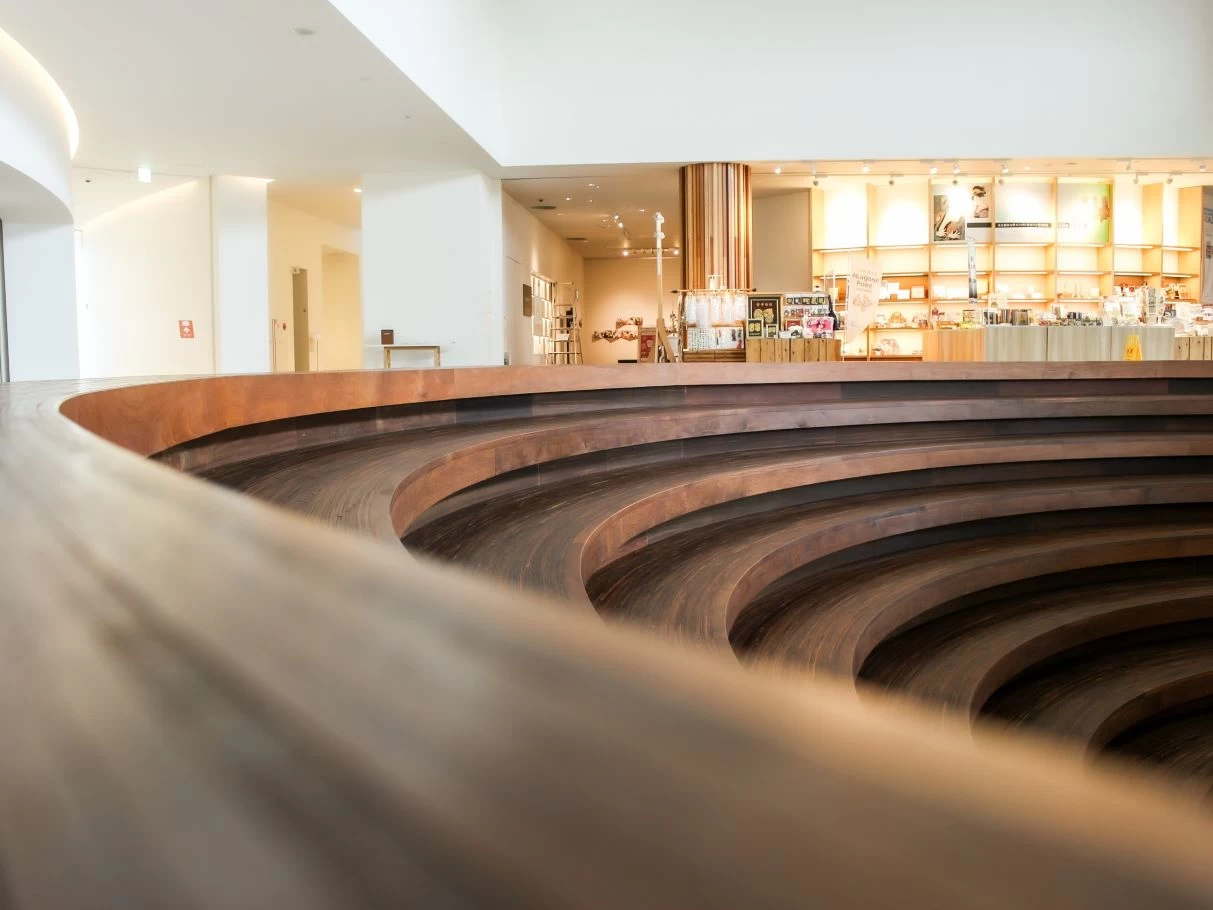 屋内ステージ（奥はミュージアムショップ）