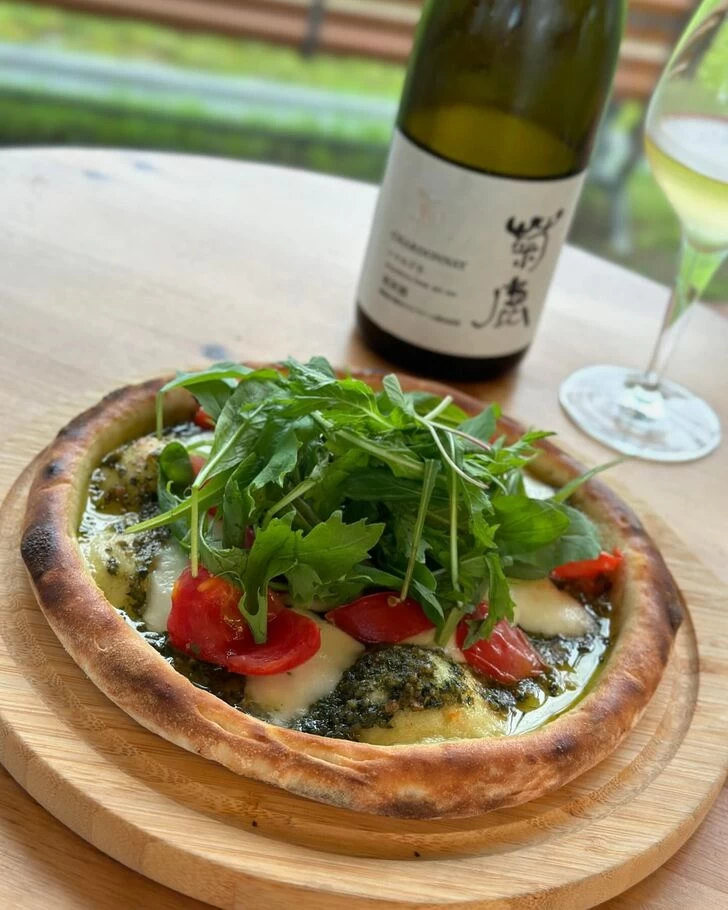 ワインのお供に焼き立てピザをテイクアウト