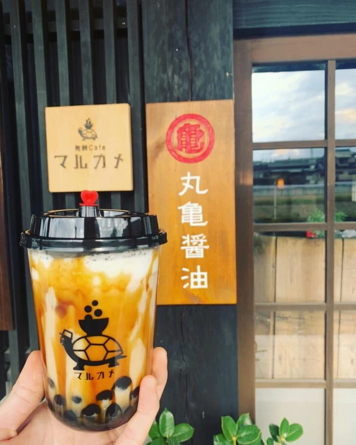 甘酒、醤油黒みつ入りのタピオカドリンク