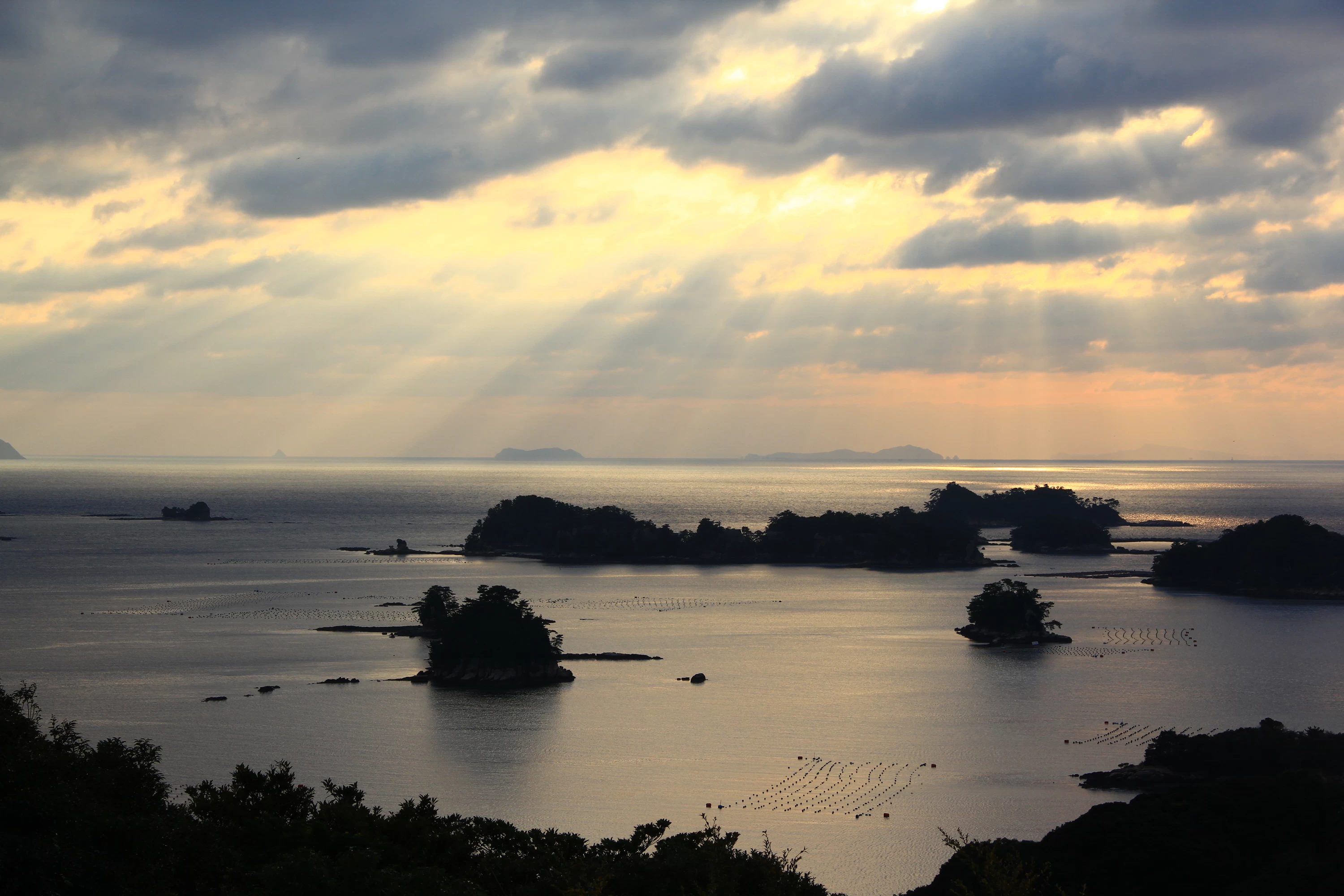 光が差し込む光景