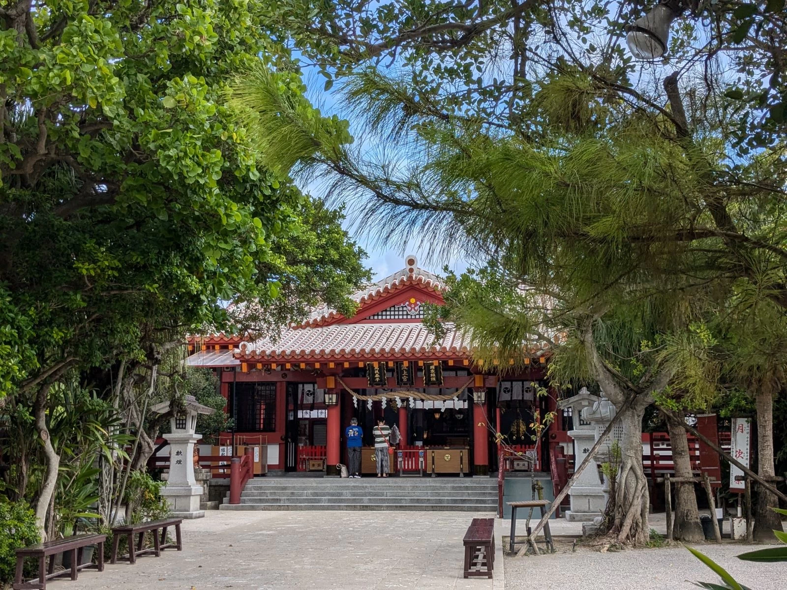 朱塗りの本殿（現地にて撮影）