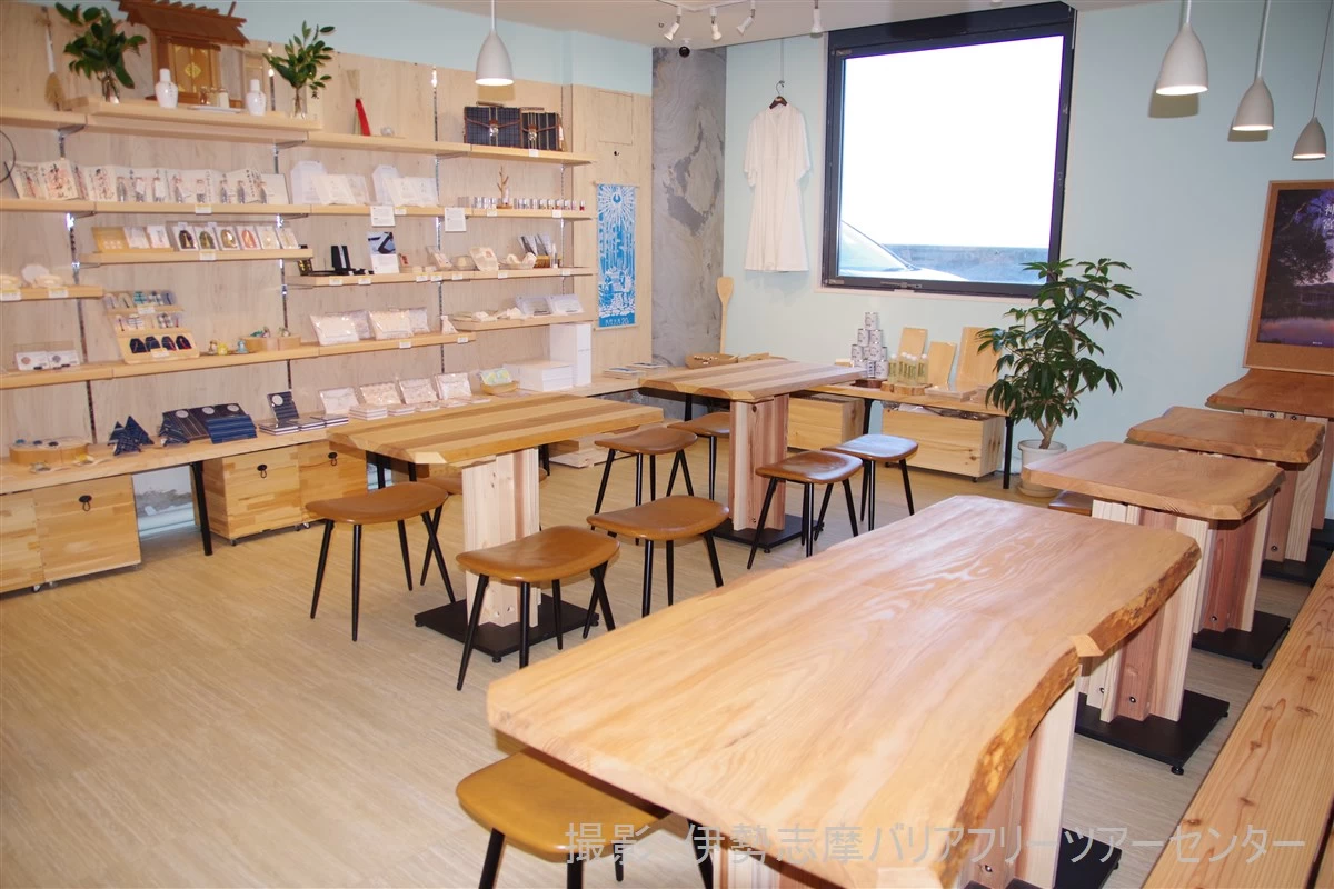 店舗奥の喫茶スペース（現地にて撮影）