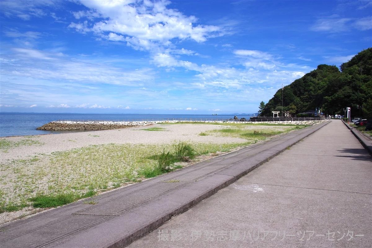 堤防の上の遊歩道（現地にて撮影）