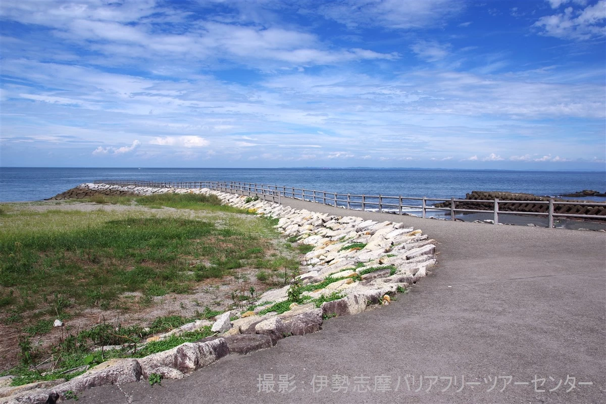 突堤の入り口（現地にて撮影）