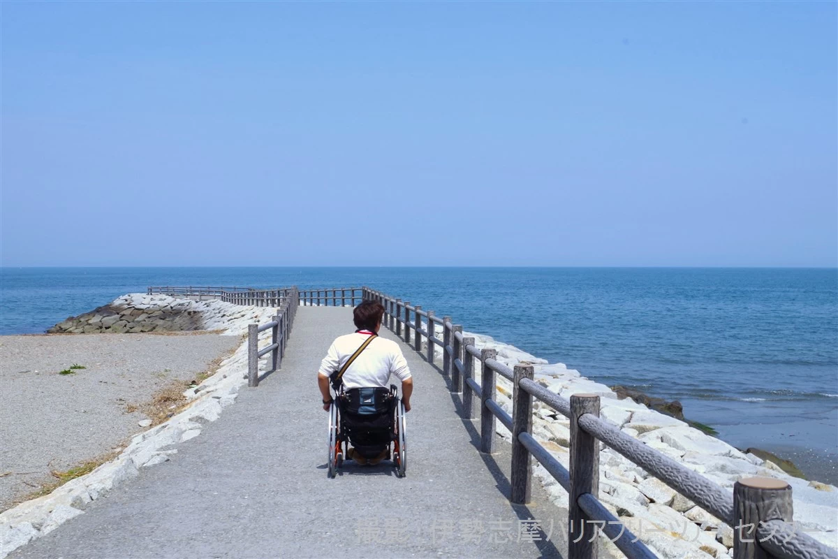 車いすで突堤の先へ（現地にて撮影）