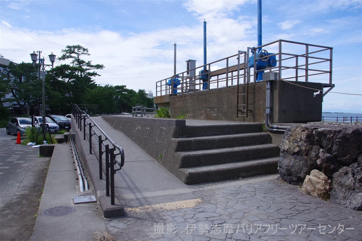 駐車場右側（二見興玉神社側）のスロープ　現地にて撮影