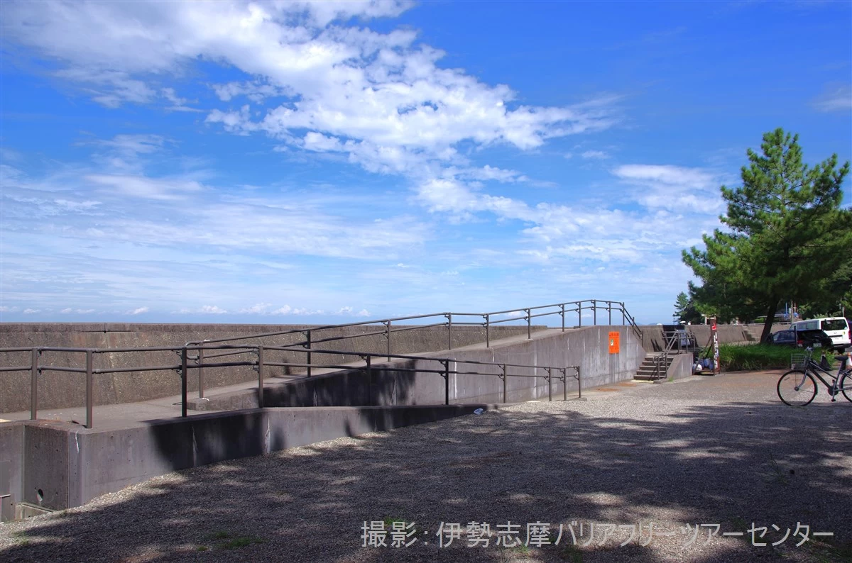 駐車場左側のスロープ（現地にて撮影）