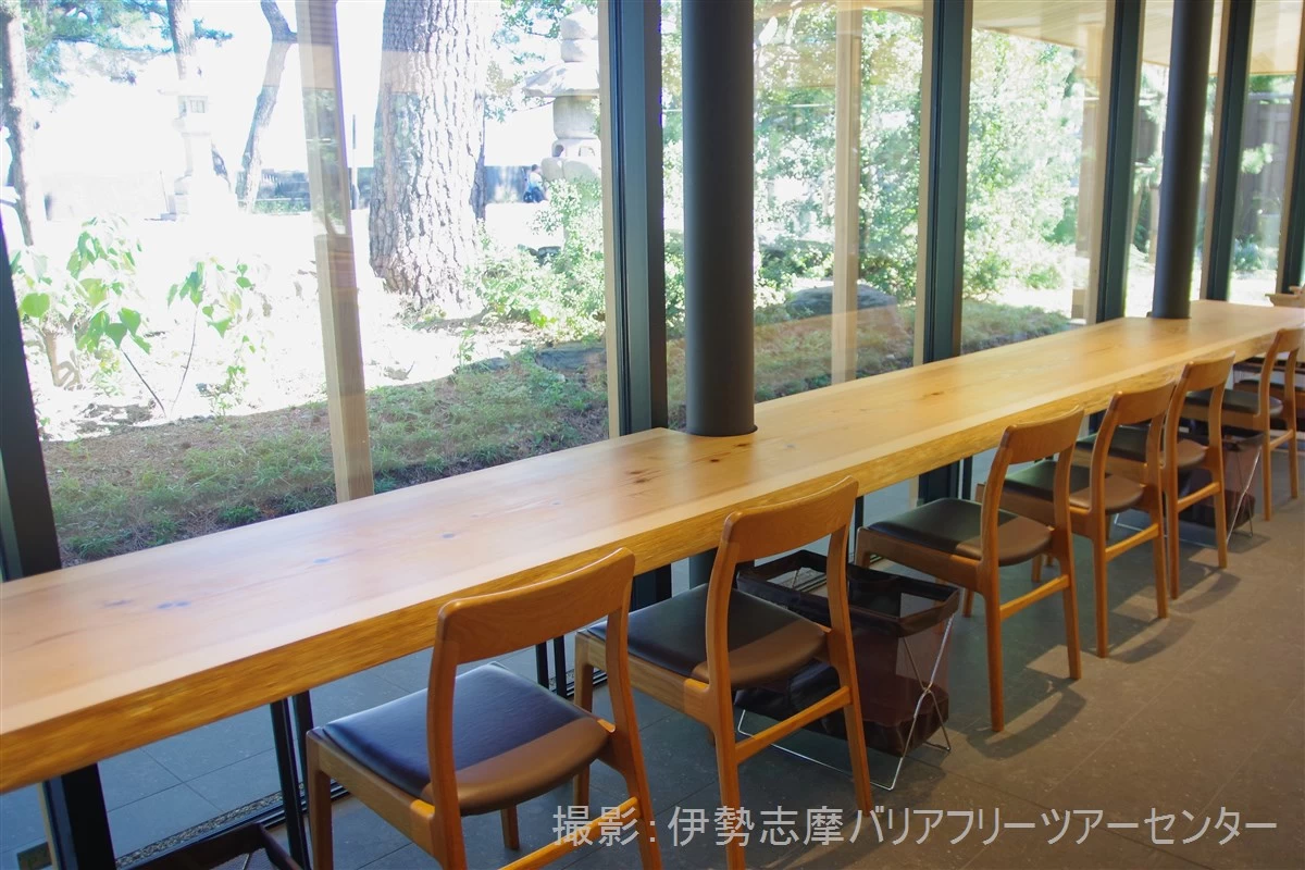 窓際のカウンター席（現地にて撮影）