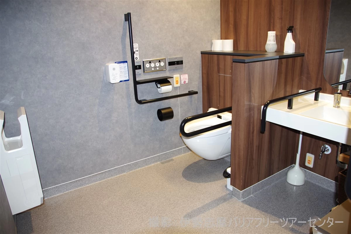 車いす対応トイレ（現地にて撮影）