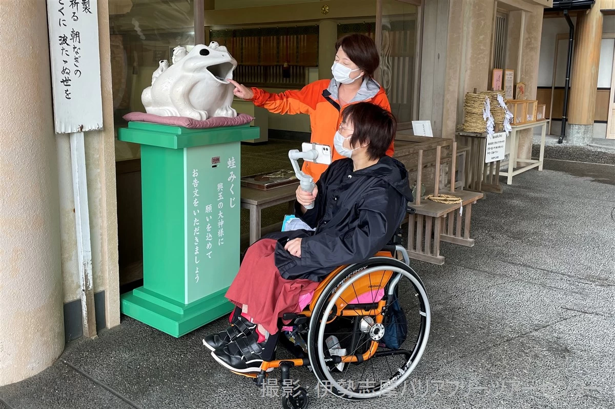 カエルの口の中に手を入れる「蛙みくじ」（現地にて撮影）