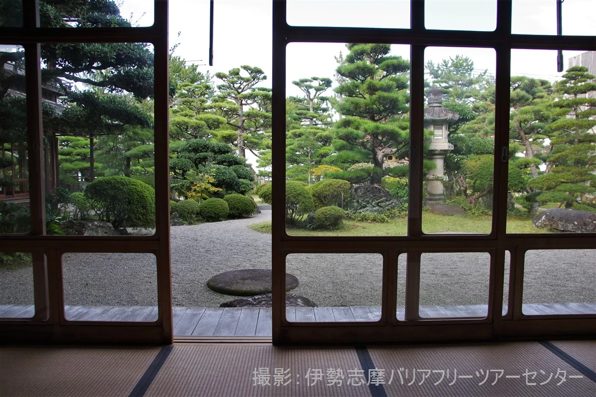 「寿の間」から庭園を眺める（現地にて撮影）