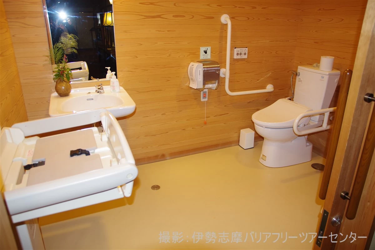 車いす対応トイレ（現地にて撮影）