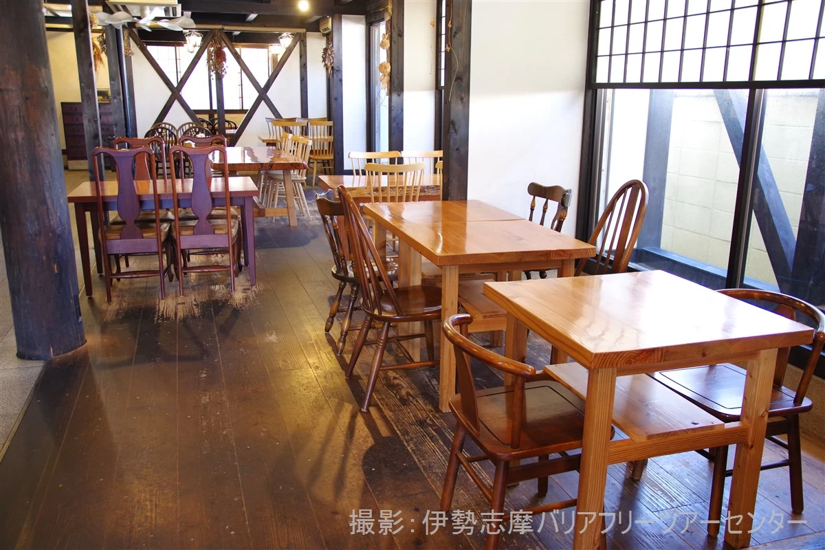 天然木のテーブルと椅子（現地にて撮影）