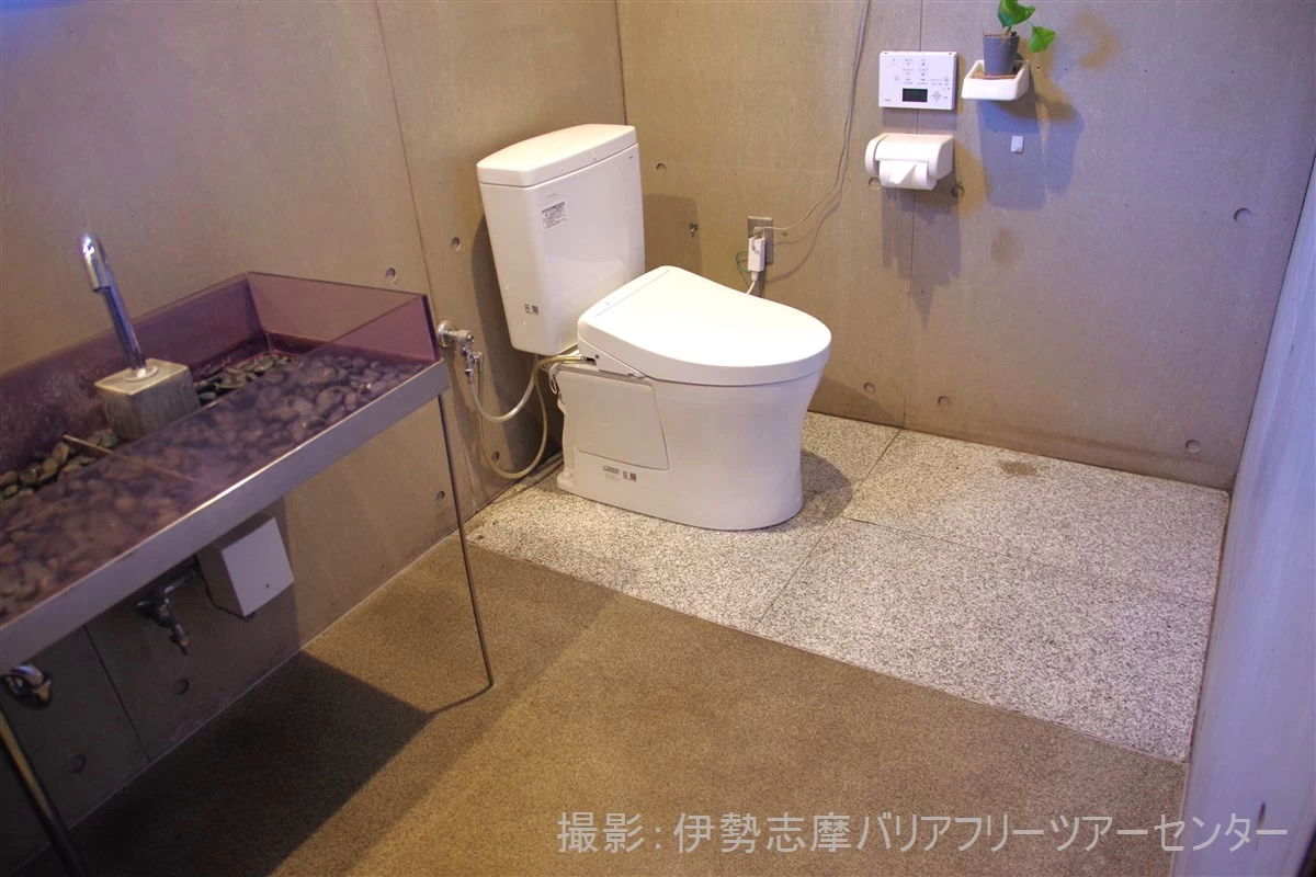 女性用トイレ（男性用もほぼ同じ）　現地にて撮影