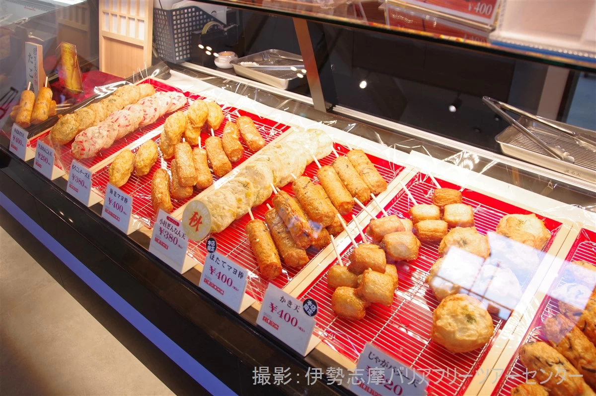 ショーケースに並ぶ出来たての磯揚げ（現地にて撮影）