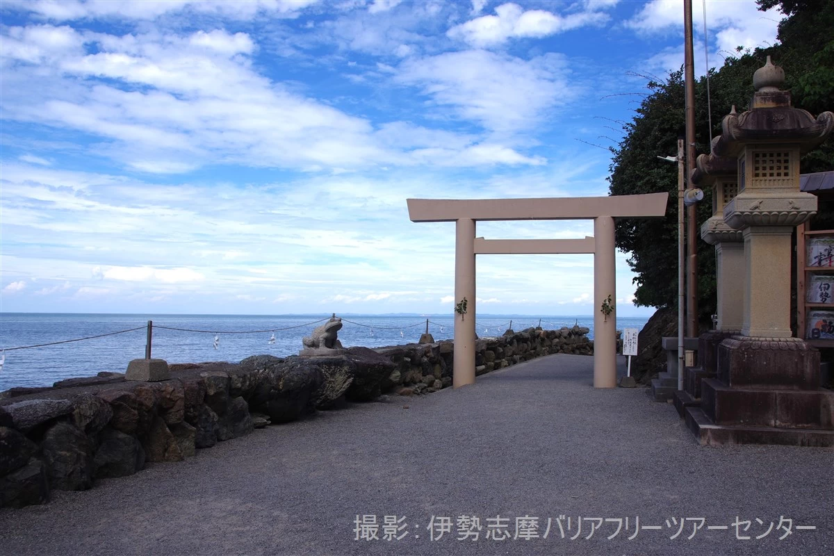 海沿いの参道（現地にて撮影）