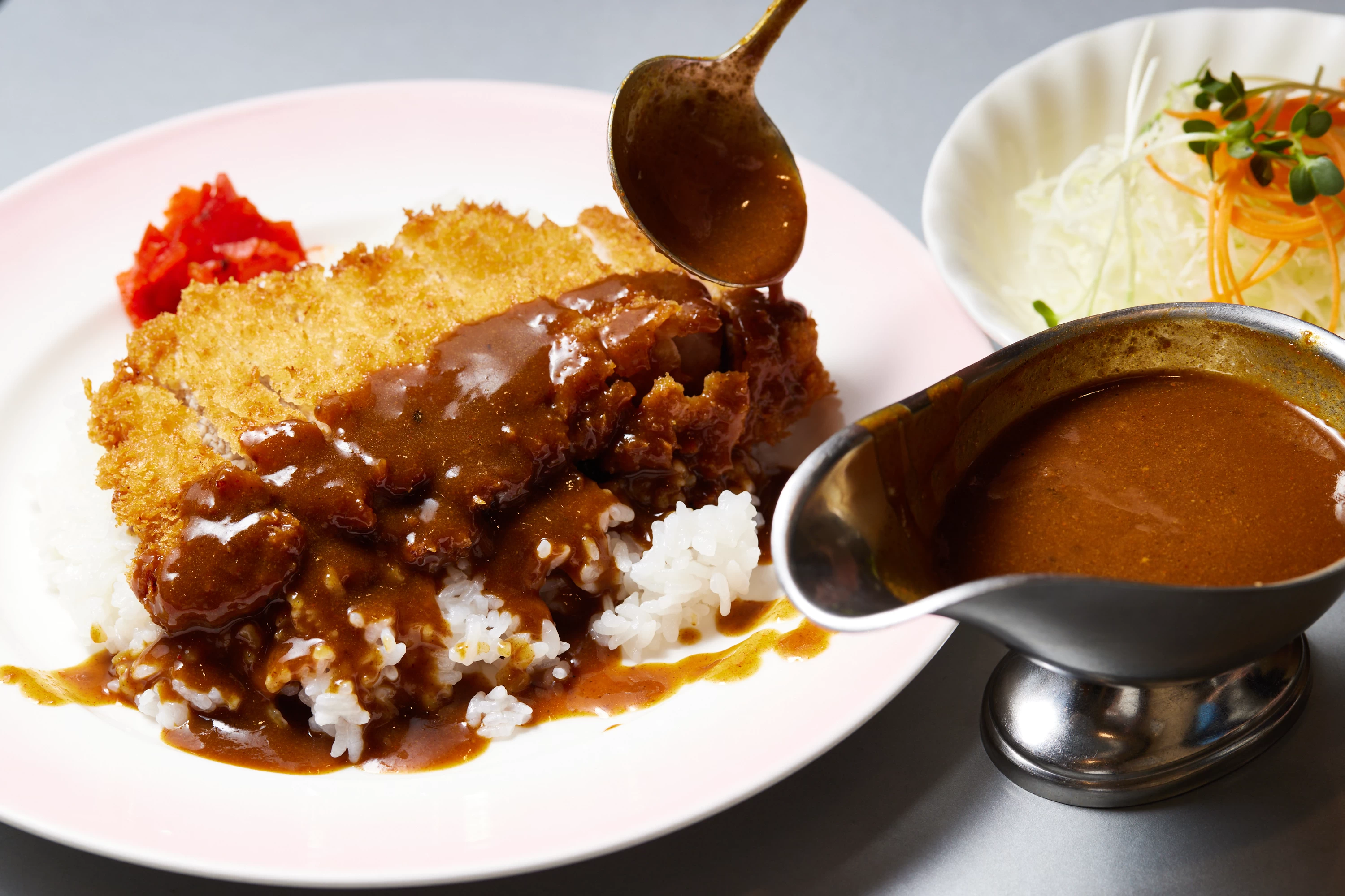 カツカレー850円。サラダ付き