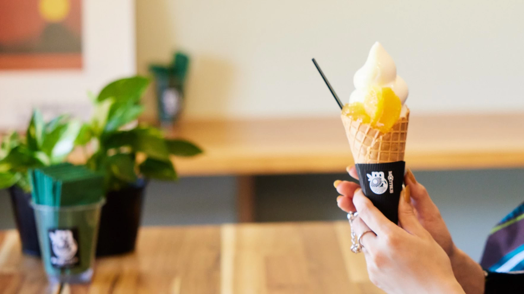 ソフトクリームはミルク、シトラス（柑橘）、ミックスの3種。ミックスのコーンは500円