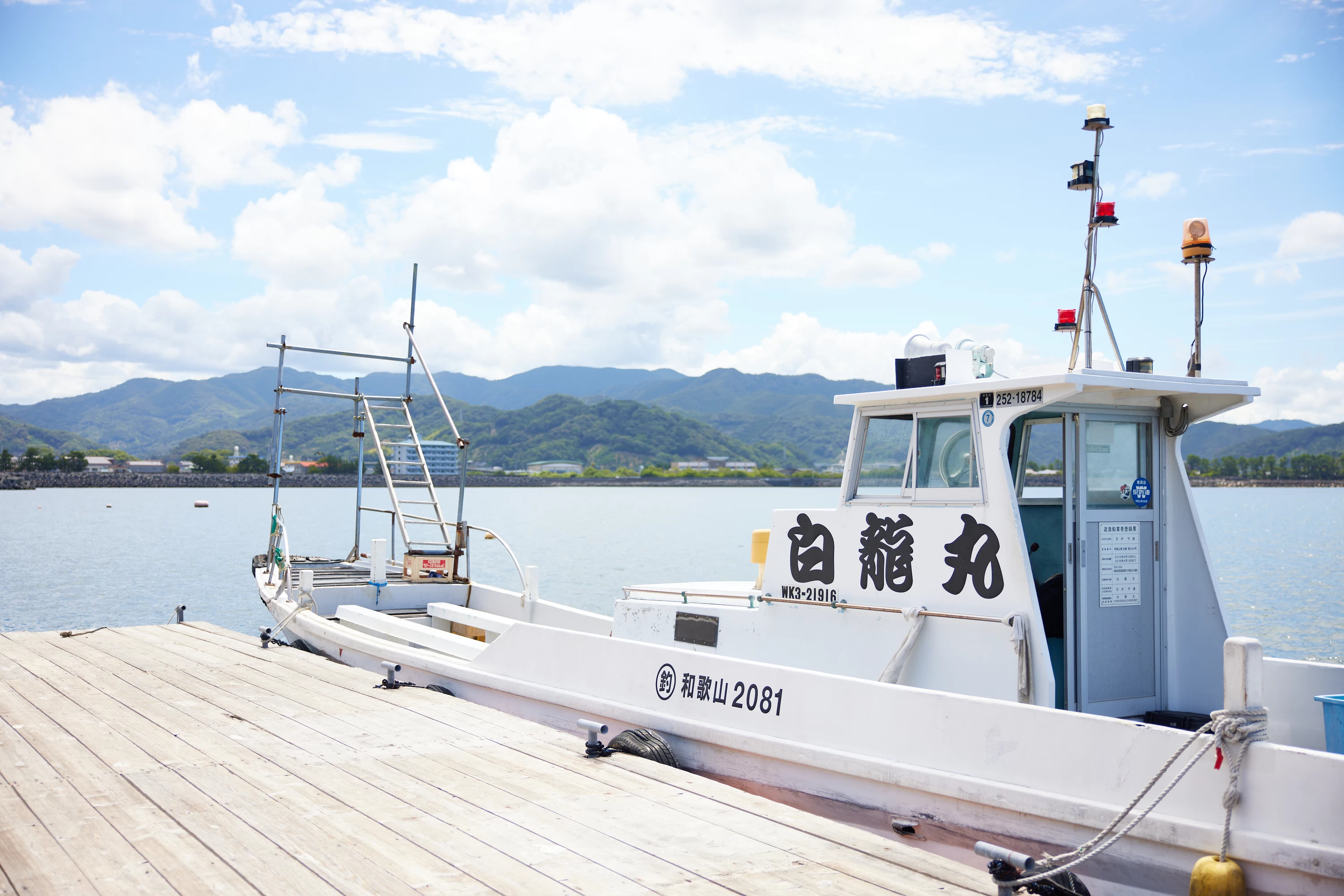 海に浮かぶ釣堀までは船で移動。渡船料金は1人500円