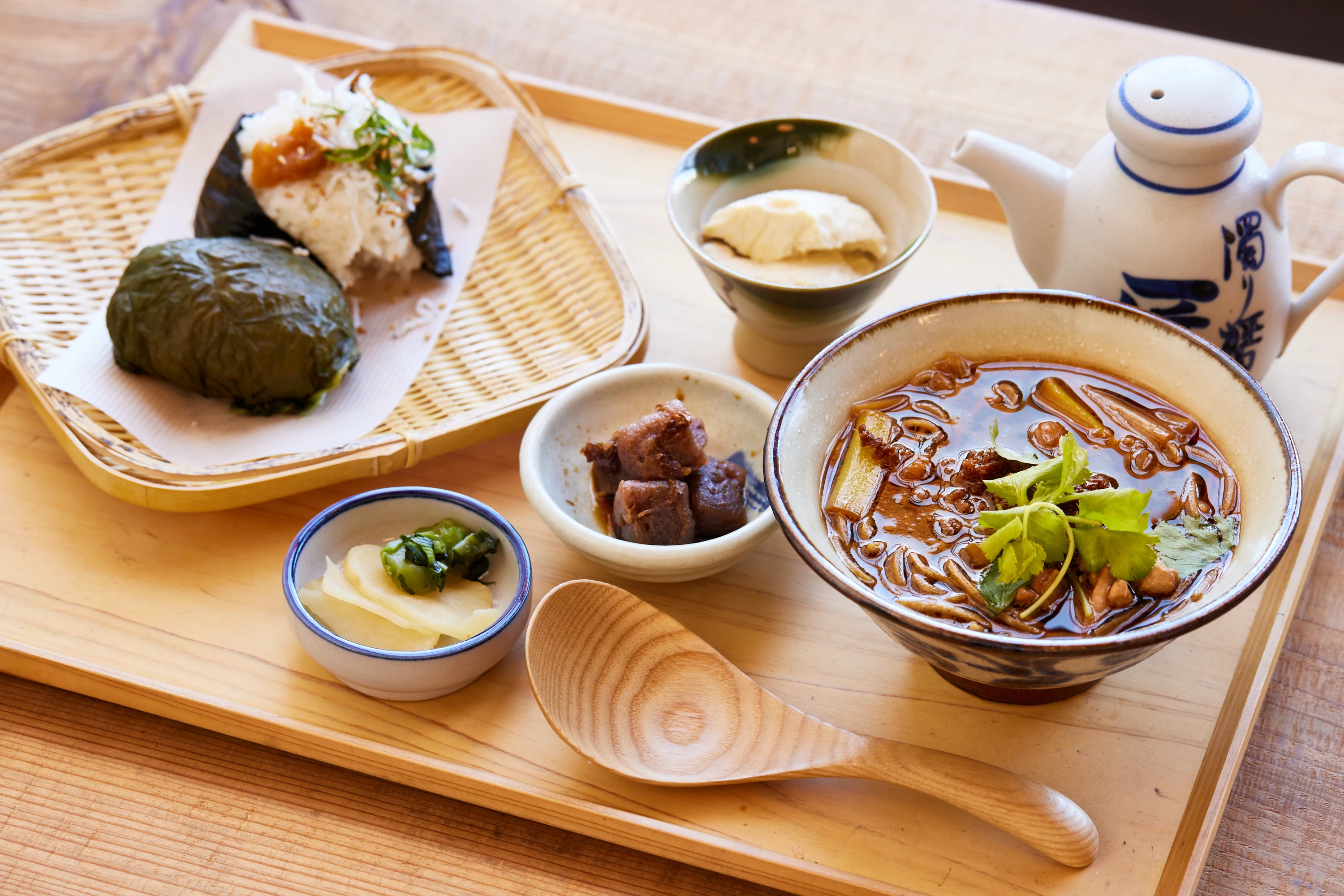 おむすび、紀州鴨そば、自家製とうふなどがセットになった米醤定食1,500円