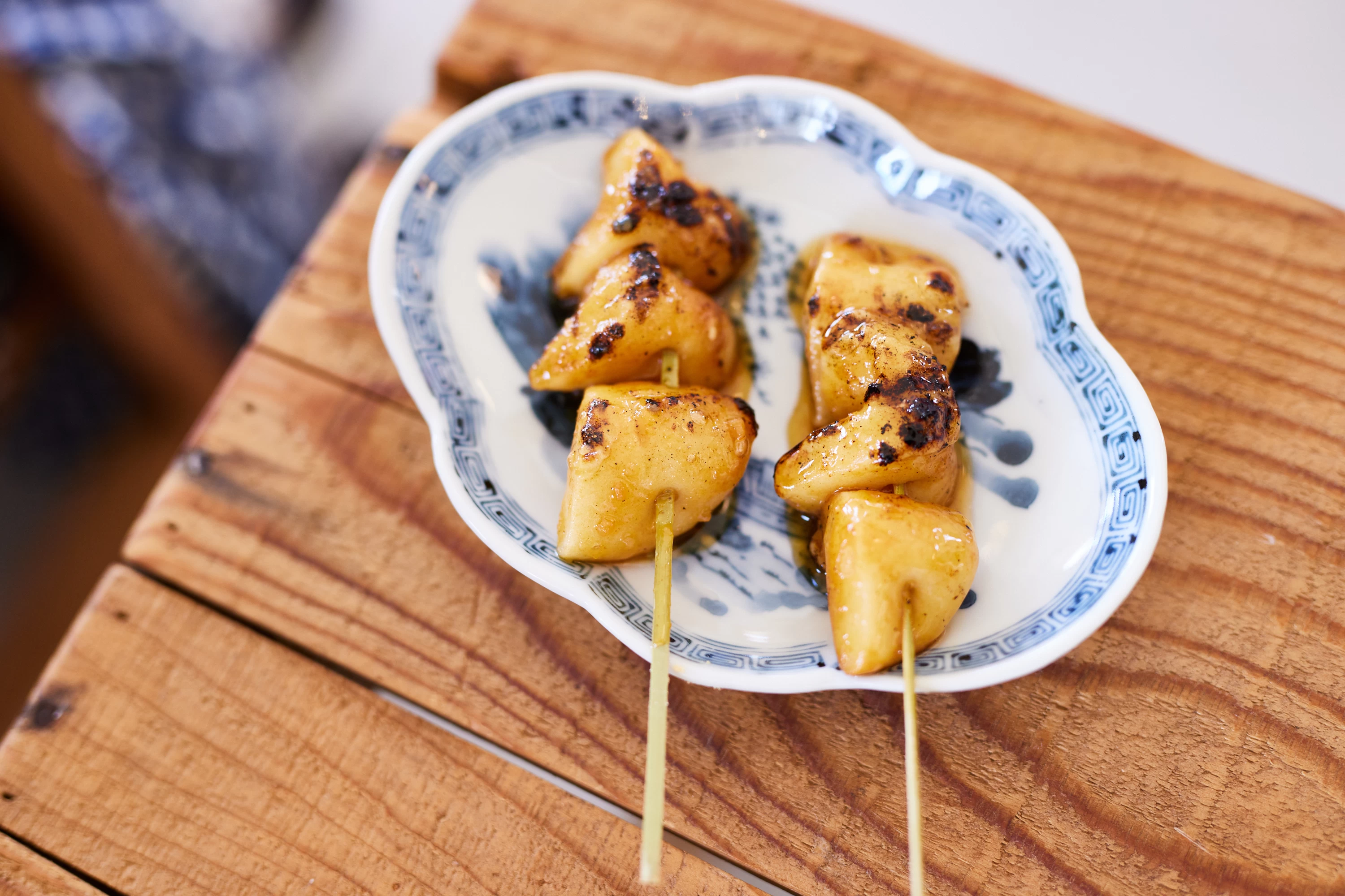 炙り餅は米味噌ベースの「いなか」、しょうゆベースの「たまり」の2種。2本300円